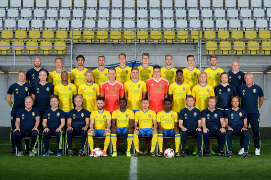 Sveriges U21-landslag i fotboll poserar för en lagbild den 3 september 2017 i Falkenberg. Bakre raden fr.v. Naprapat Magnus Svärd, Joel Andersson, Daleho Irandust, Linus Wahlqvist, Andreas Bengtsson, Mattias Svanberg, Gustav Engvall, Simon Olsson, Anton Salétros Jönsson och materialansvarig Tommie Nilsson. Mellersta raden fr.v. Fysiolog  Niklas Egnell, pressansvarig Staffan Stjernholm, Carlos Strandberg, Filip Dagerstål, målvakt Pontus Dahlberg, Marcus Degerlund, målvakt Oscar Linnér, Alexander Isak, Franz Brorsson, analytiker Christoffer Bernspång och överledare Stefan Herre Eriksson. Främre raden fr.v. F.d. överledare Gerhard Sager, team manager Lars-Erik Hemgren, förbundskapten Roland Nilsson, Erdal Rakip, Isak Ssewankambo, Jordan Larsson, Joel Asoro, assisterande förbundskapten Andreas Pettersson, målvaktstränare  Leif Troedsson och läkare Fredrik Bergström.