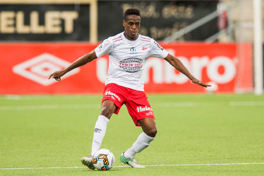 Akinsola Akinyemi of Fredrikstad and Simen Brekkhus of Åsane