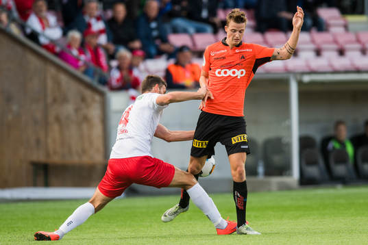 Mislav Leko of Fredrikstad and Simen Brekkhus of Åsane