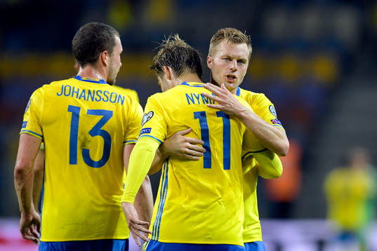 Sveriges Jakob Johansson, Christoffer Nyman och Sebastian Larsson jublar efter 0-2 av Nyman