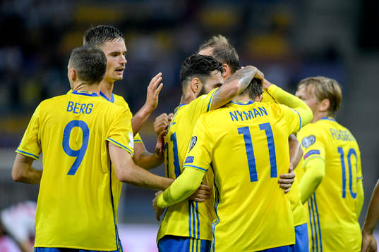 Sveriges Christoffer Nyman jublar med lagkamrater efter 0-2