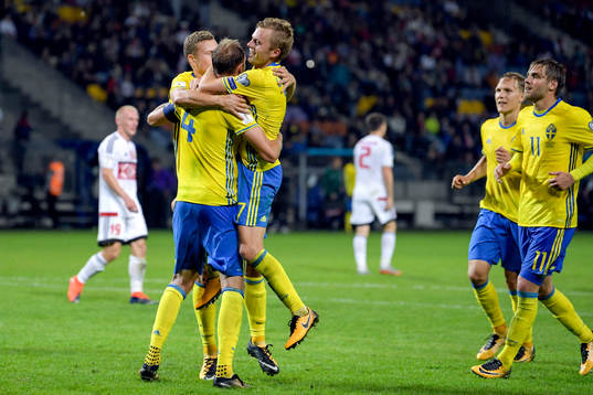 Sveriges Viktor Claesson, Sebastian Larsson, Andreas Granqvist, Ludwig Augustinsson och Christoffer Nyman jublar efter 0-4 av Granqvist