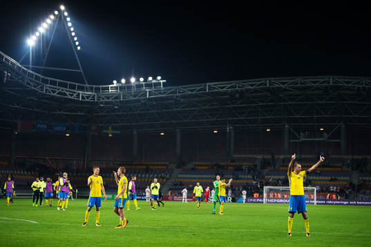 Sveriges spelare med Andreas Granqvist jublar och tackar