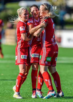 Piteås Josefin Johansson (m) jublar tillsammans med Ronja Aronsson (v) och Lena Blomkvist (h) efter sitt 1-1 mål