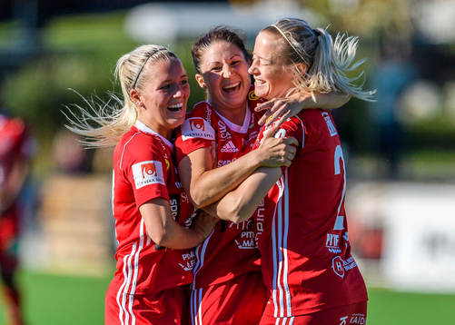 Piteås Josefin Johansson (m) jublar tillsammans med Ronja Aronsson (v) och Lena Blomkvist (h) efter sitt 1-1 mål