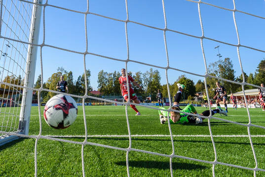 Kristianstads målvakt Brett Maron ser när Piteås Madelen Janogy skott går in i mål samtidigt som Felicia Karlsson jublar