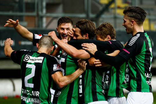 GAIS spelare jublar efter 1-0 av Simon Silverholt 