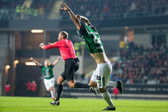 GAIS Alibek Aliev jublar efter att ha skjutit 2-1 som blir bortdömt av domare Jim Petersson