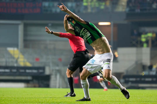 GAIS Alibek Aliev jublar efter att ha skjutit 2-1 som blir bortdömt av domare Jim Petersson
