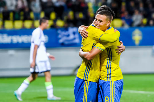 Sveriges Erdal Rakip jublar med Jordan Larsson efter 4-0