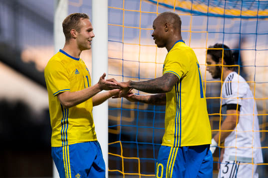 Sveriges Gustav Engvall jublar tillsammans med Carlos Strandberg som precis har gjort 3-0