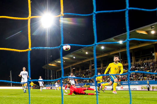 Sveriges Erdal Rakip gör 4-0 bakom Cyperns målvakt