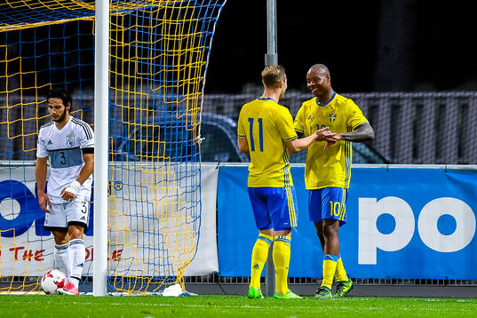 Sveriges Carlos Strandberg och Gustav Engvall jublar efter 3-0