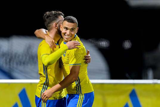 Sveriges Jordan Larsson jublar med Erdal Rakip som precis gjort 4-0