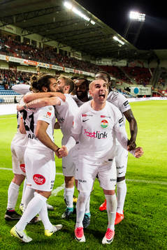 Dalkurds spelare med Rawez Lawan jublar