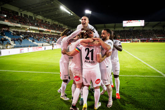 Dalkurds spelare med Rawez Lawan (m) jublar