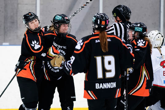 s Andrine Furulund och Tawnya Guindon jublar