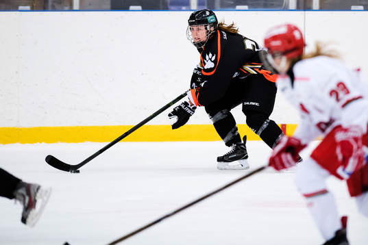 s Hanna Sköld driver pucken