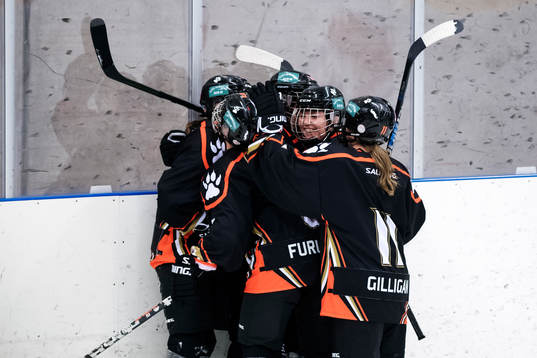 s spelare jublar med Genevieve Bannon som gjort 2-4-målet