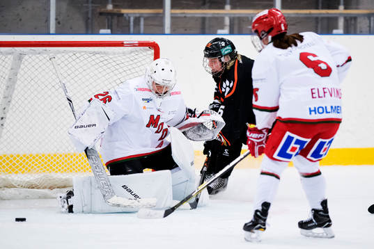 Modos målvakt Sara Berglind räddar ett läge från