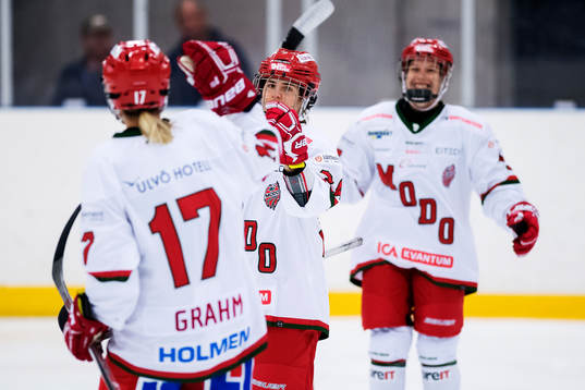 Modos Erika Grahm jublar med målskytten till 3-5 Michela