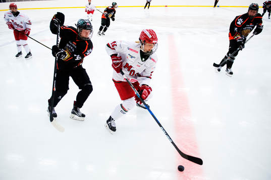 s Tawnya Guindon och Modos Mina Waxin