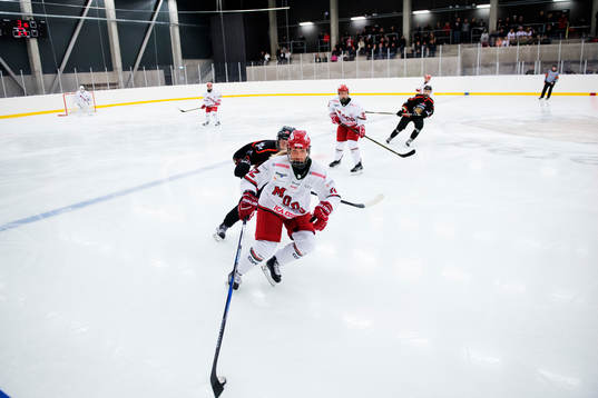 s Tawnya Guindon och Modos Mina Waxin