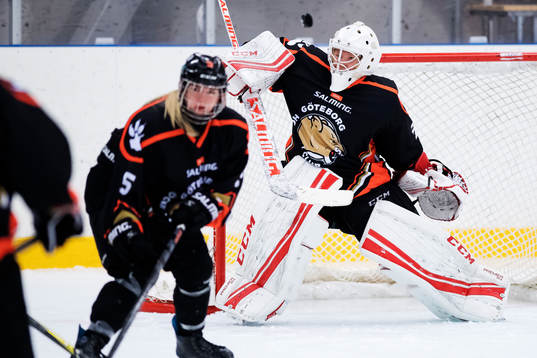 s målvakt Nicole Jackson räddar en puck