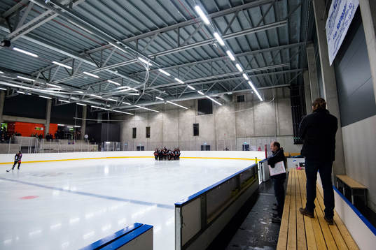 s spelare samlas framför mål och tränare Jimmy Johansson