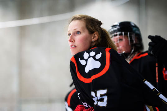 s målvakt Jule Flötgen utan hjälm i båset