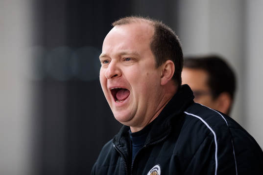 s tränare Jimmy Johansson reagerar