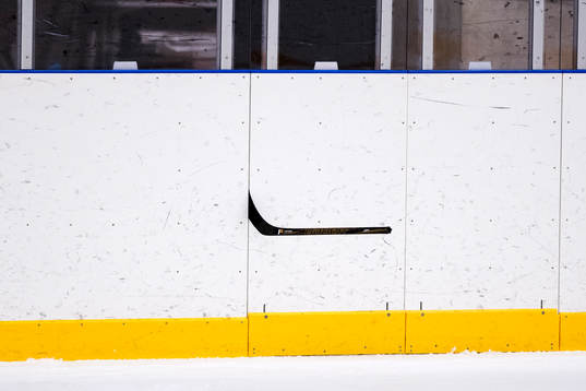 En klubba som gått av har fastnat i sargen