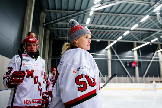 Modos målvakt Emma Söderberg utan hjälm i båset