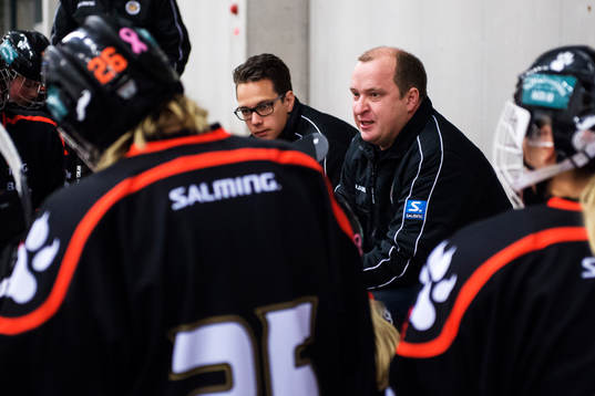 s tränare Jimmy Johansson instruerar spelarna vid en