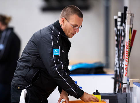 s materialförvaltare Stefan Karlsson ställer