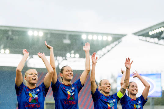 The players of Vålerenga celebrate their 2-0 win