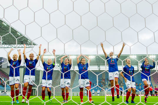 The players of Vålerenga celebrate their 2-0 win