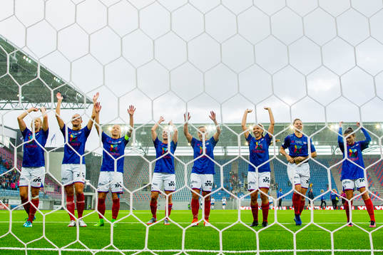 The players of Vålerenga celebrate their 2-0 win