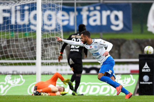 Värnamos Liridon Silka jublar efter att han gjort 0-1-målet