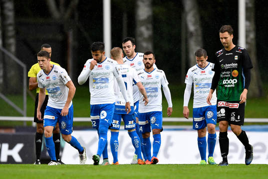 Värnamos Liridon Silka (mitten) jublar med lagkamrater efter att han gjort 0-1-målet