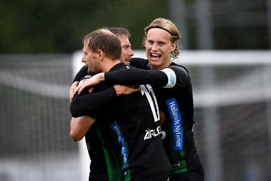 Varbergs Karl Söderström jublar med Jakob Olsson och Gustav Berggren efter att han kvitterat till 1-1