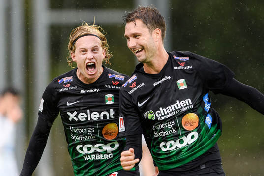 Varbergs Peter Nyström (h) har gjort 2-1 och jublar