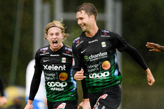 Varbergs Peter Nyström (h) har gjort 2-1 och jublar