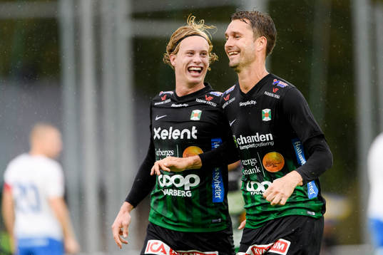 Varbergs Peter Nyström (h) har gjort 2-1 och jublar