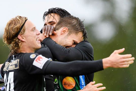 Varbergs Peter Nyström (mitten) jublar