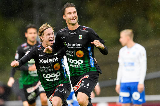 Varbergs Peter Nyström (h) har gjort 2-1 och jublar tillsammans med Gustav Berggren (v)