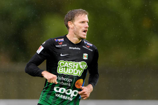 Varbergs Karl Söderström jublar efter 1-1