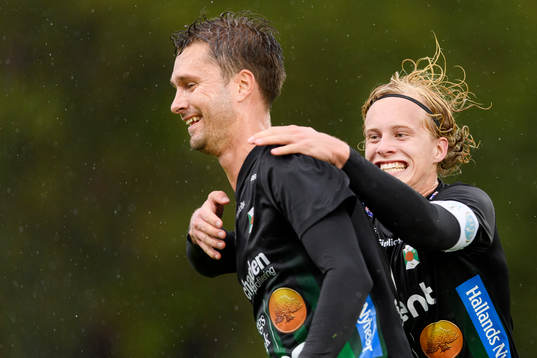Varbergs Peter Nyström (v) har gjort 2-1 och jublar
