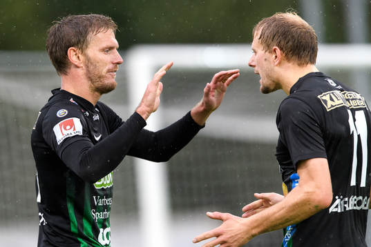 Varbergs Karl Söderström (v) jublar tillsammans med Jakob Olsson (h) efter 1-1