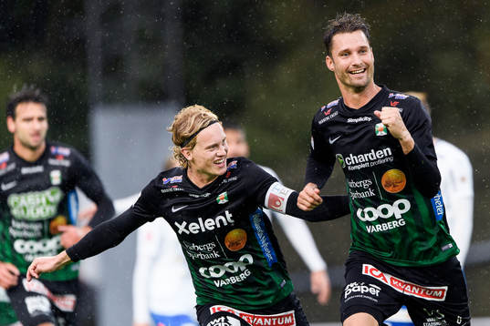 Varbergs Gustav Berggren (v) och Peter Nyström (h) jublar efter 2-1